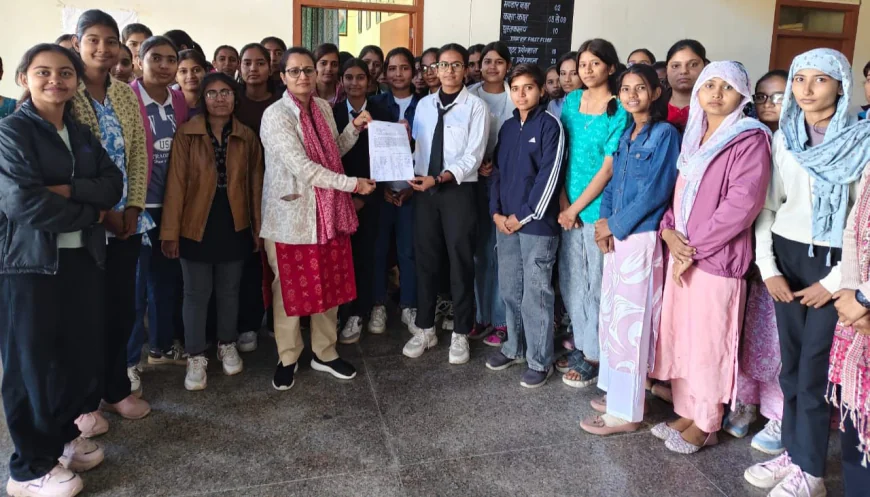 छात्राओं को आवागमन में परेशानी पैदल चलना हुआ मुश्किल आंदोलन की दी चेतावनी मंडावा 