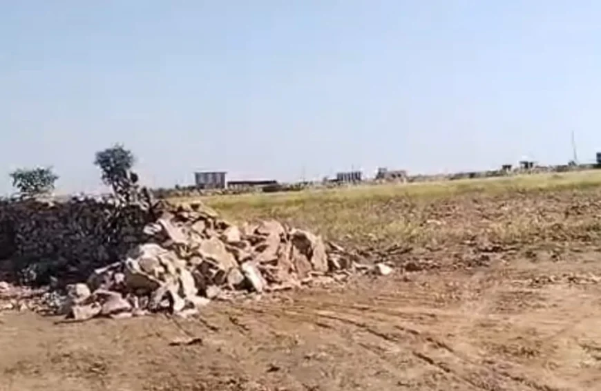 खातेदारी जमीन की चारदीवारी को ढहाने का आरोप