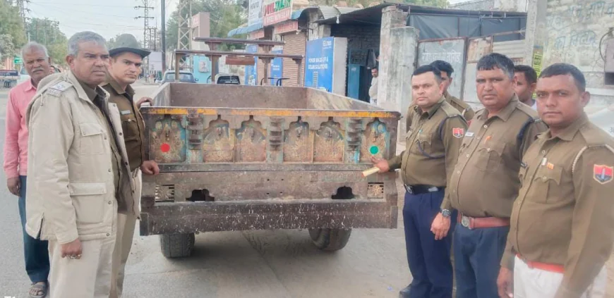 यातायात पुलिस ने लगाए वाहनों पर रिफ्लेक्टर 