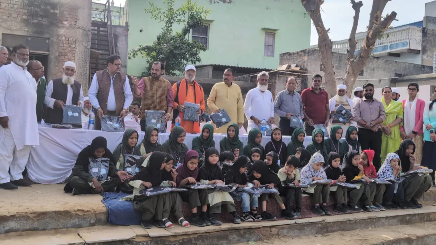 सहपाठी समूह ने 180 छात्रों को बांटे स्वेटर