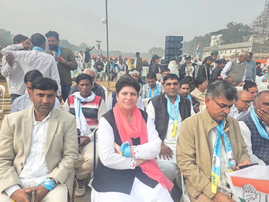 कांग्रेस जिलाध्यक्ष रीटा की अगुवाई में कांग्रेसी दिल्ली रैली में  पहुंचे