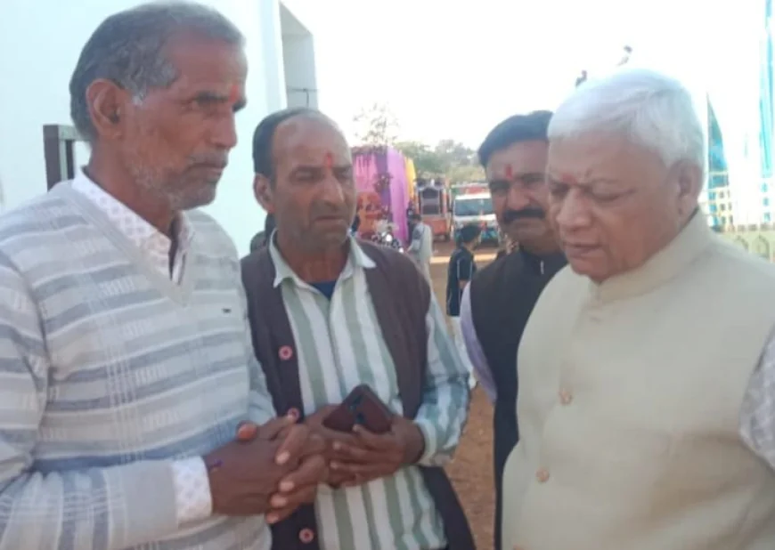 मंदिर में बरसाती पानी टपकने की  समस्या को लेकर सांसद को सौंपा ज्ञापन 