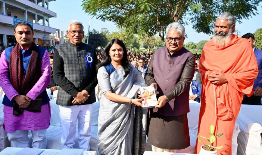 केंद्रीय मंत्री यादव ने नारायणी देवी महाविद्यालय में पुस्तक विमोचन कार्यक्रम में की शिरकत   परिवार के संस्कार ही व्यक्ति को बुराइयों की ओर जाने से रोकते हैं - केंद्रीय मंत्री यादव