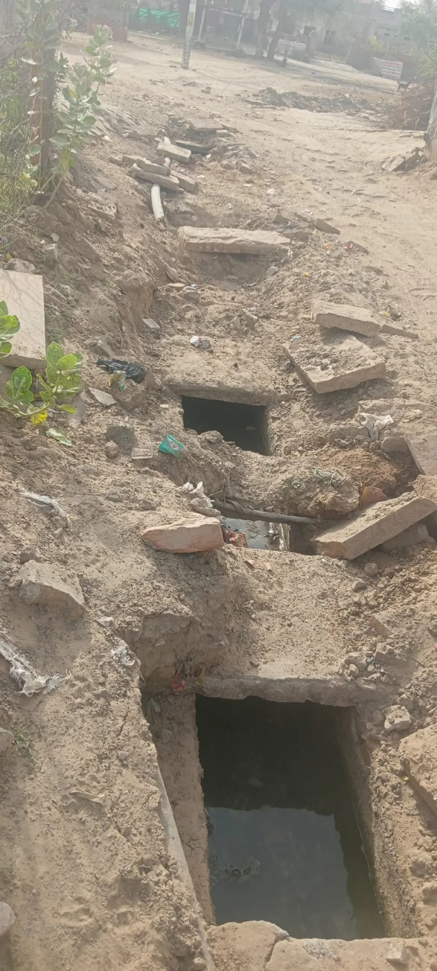 नाला निर्माण में धांधली का आरोप, रास्ते बंद होने से ग्रामीण परेशान